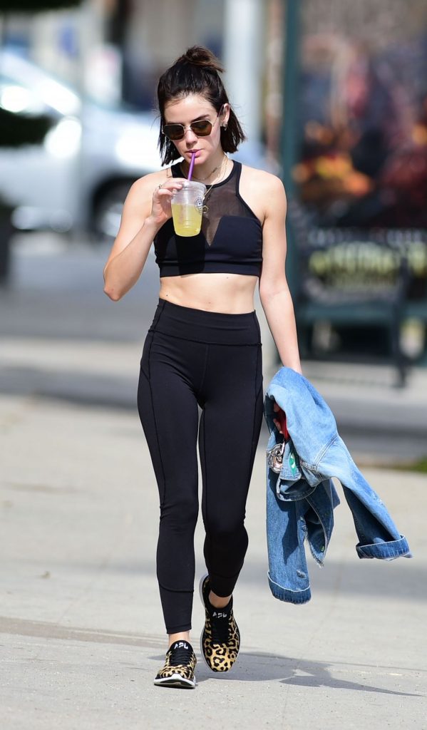 Lucy Hale en train de boire son café latte après avoir fini sa séance de sport à LA