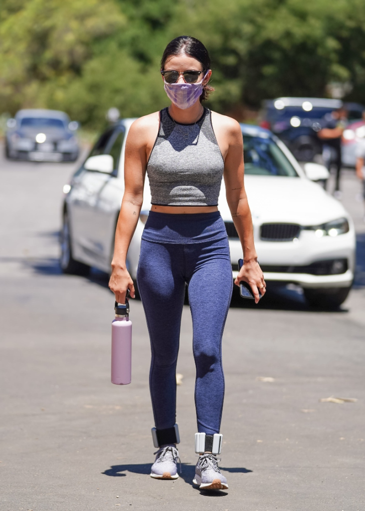 Lucy Hale en train de faire du sport avec un legging adidas