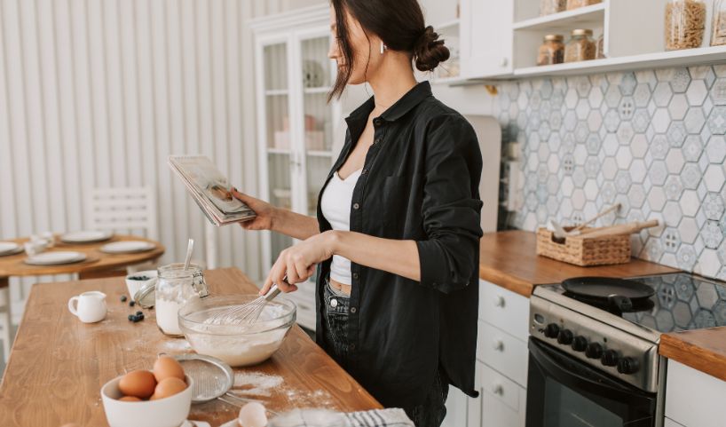 comment savoir si un oeuf est bon femme qui cuisine avec des oeufs