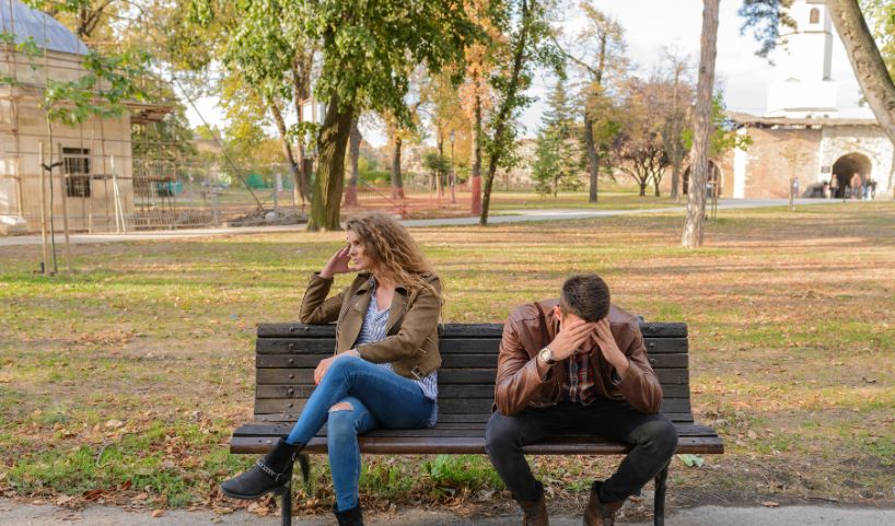 femme qui est dans une relation pansement après une rupture