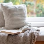 daybed installé dans le salon d'une maison près d'une fenêtre pour lire et se détendre