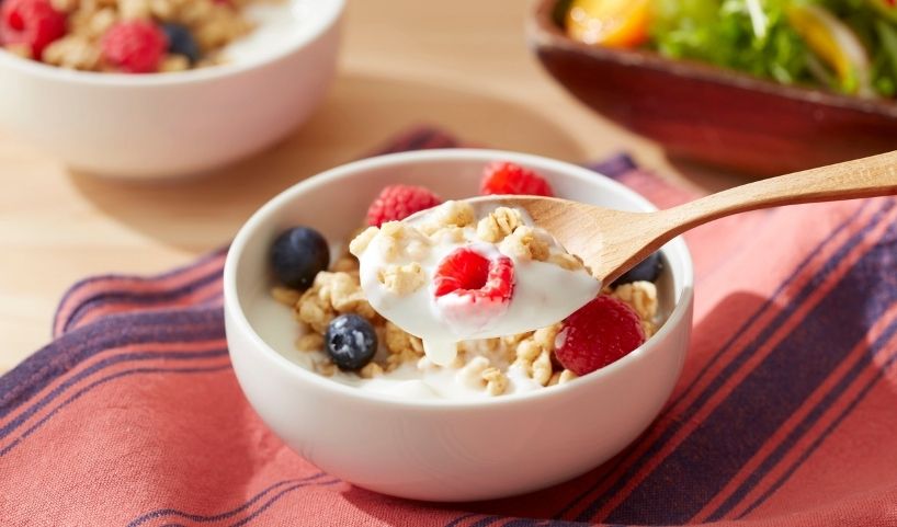 Yaourt grec : 7 bienfaits santé qui expliquent pourquoi tout le monde l’adore